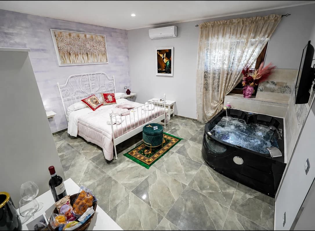 Camera King Deluxe con idromassaggio pieno d’acqua e letto matrimoniale