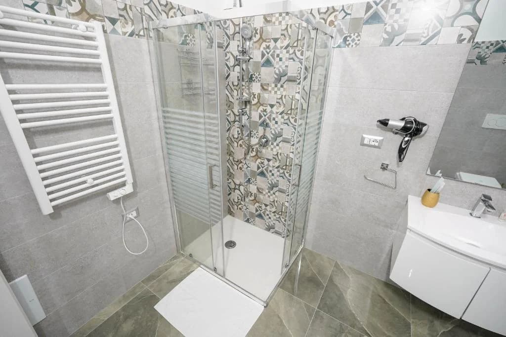 Bagno della Queen Deluxe con doccia in vetro e dettagli decorativi