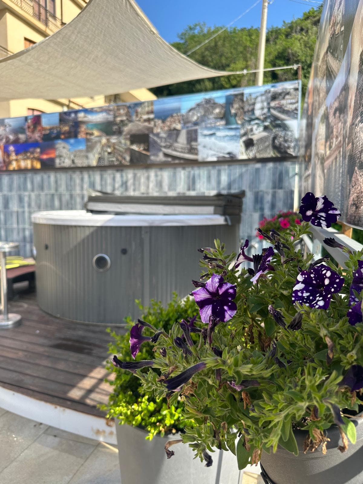 Fiori e vasca a 7 posti sulla terrazza di Piedigrotta Magique Luxury