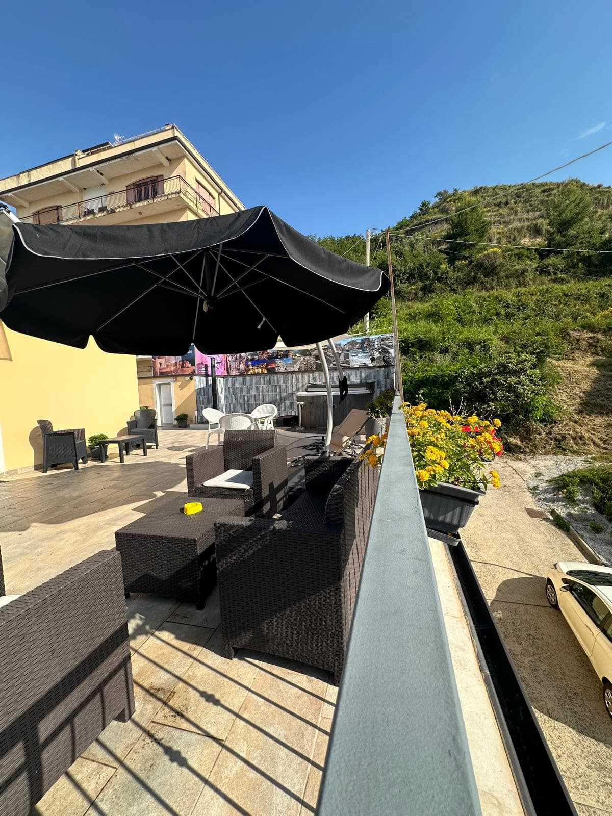 Solarium scenografico della Suite Le Terrazze con ombrellone e vista mare