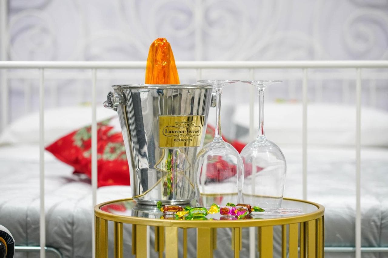 Dettaglio interno con tavolo e accessori della Queen Deluxe
