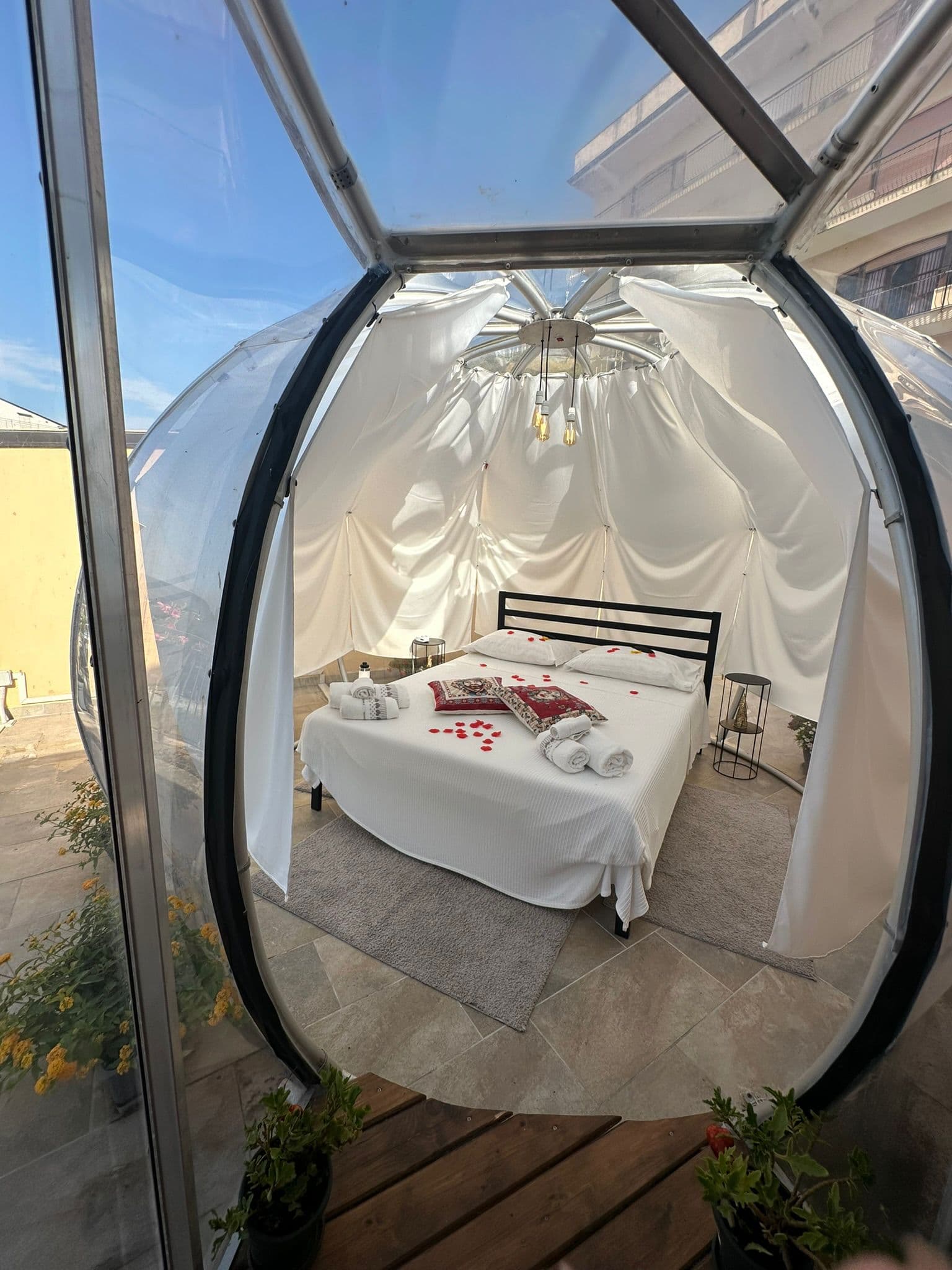 Bubble Room luminosa della Suite Le Terrazze con letto e petali