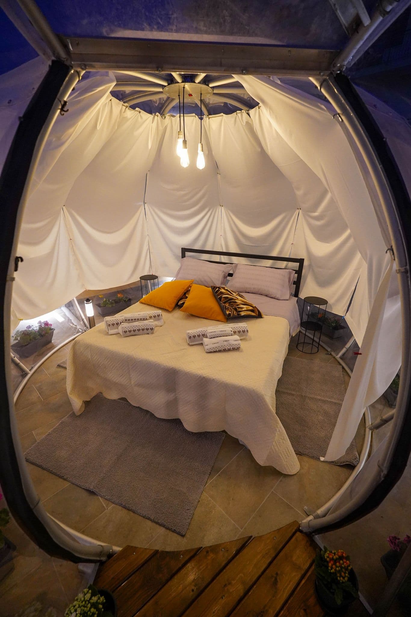 Letto nella Bubble Room notturna della Suite Le Terrazze