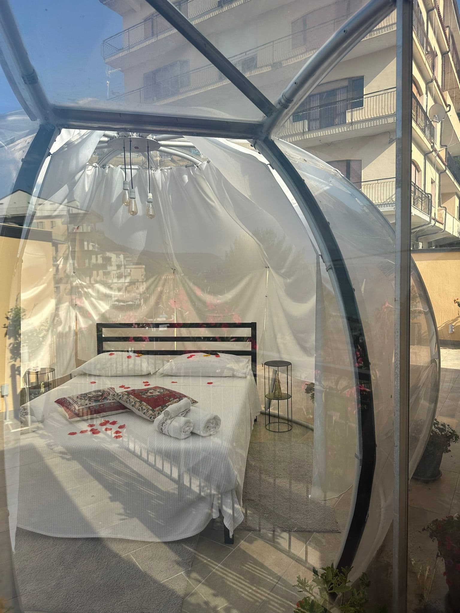 Letto nella Bubble Room della Suite Le Terrazze