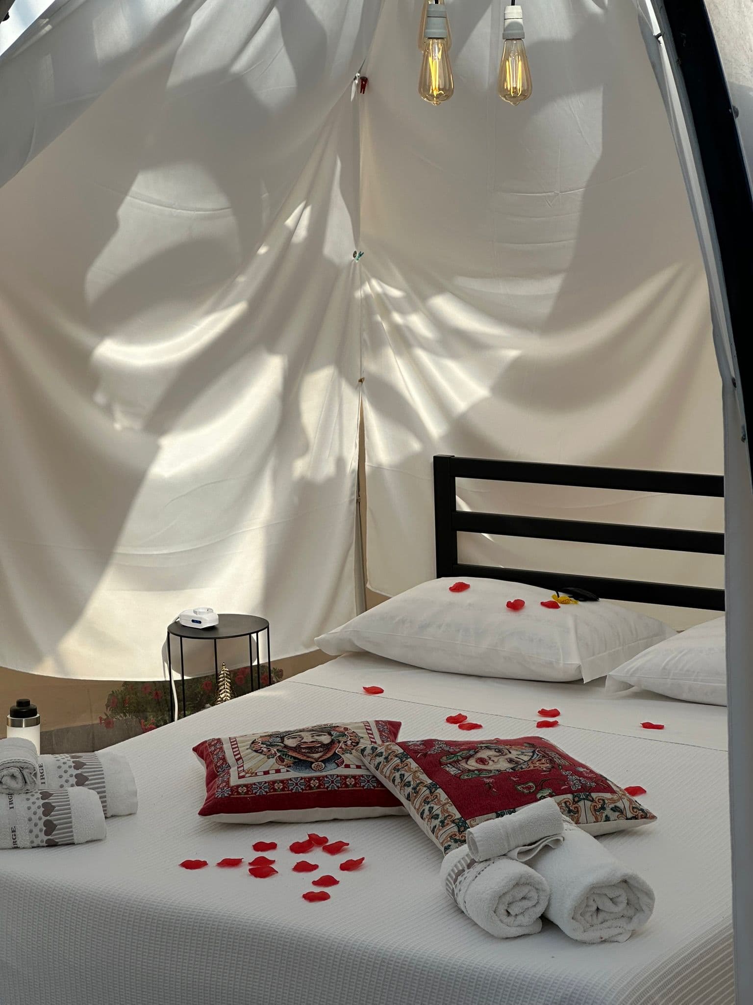 Allestimento romantico nella Bubble Room della Suite Le Terrazze