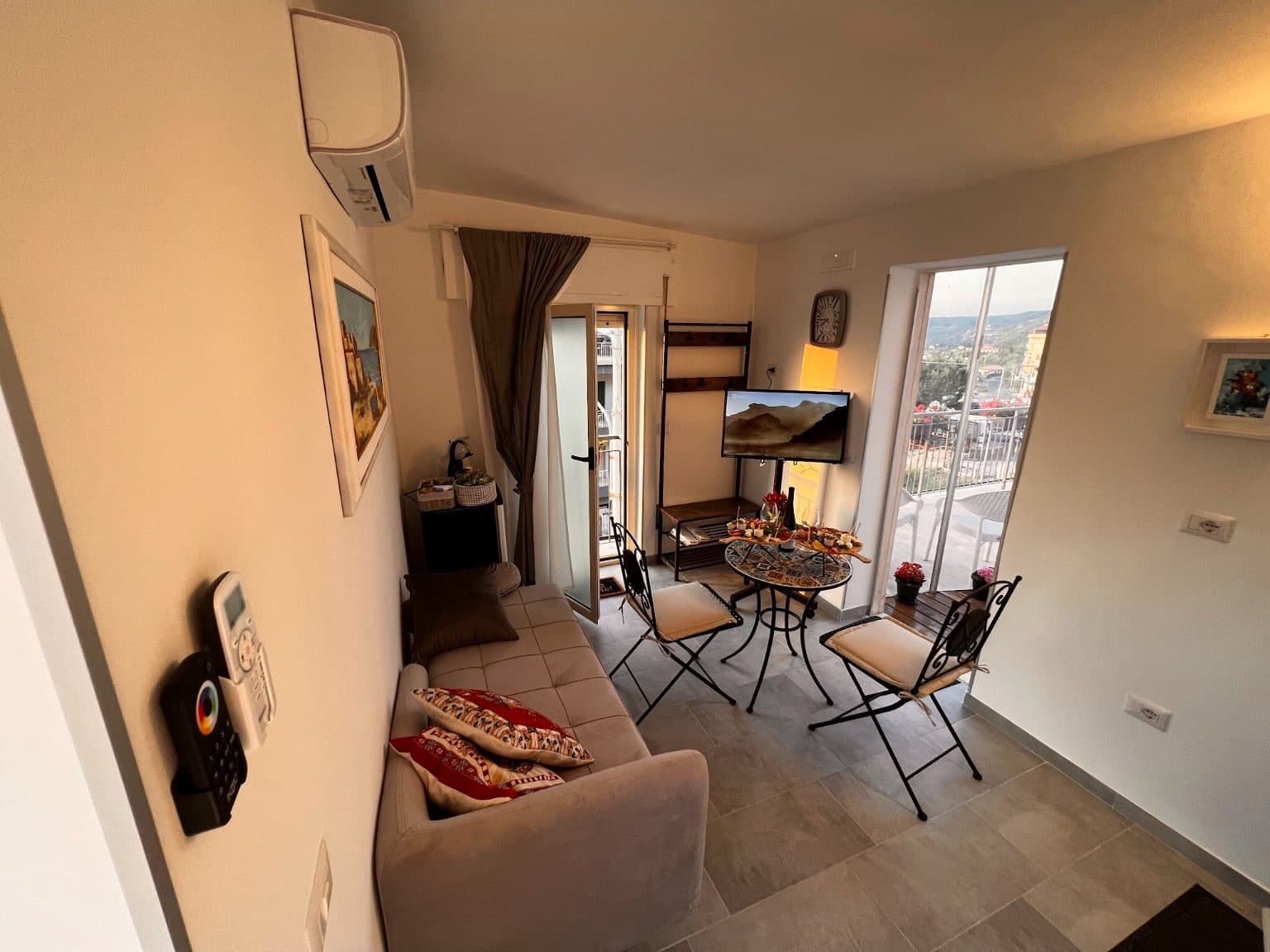 Soggiorno della Suite Le Terrazze con balcone e vista esterna