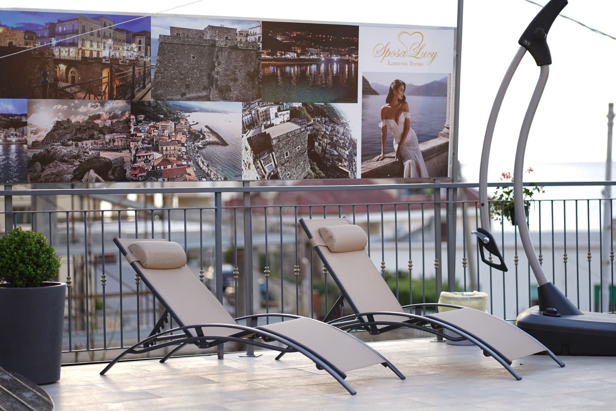 Solarium della Suite Le Terrazze con lettini e vista mare