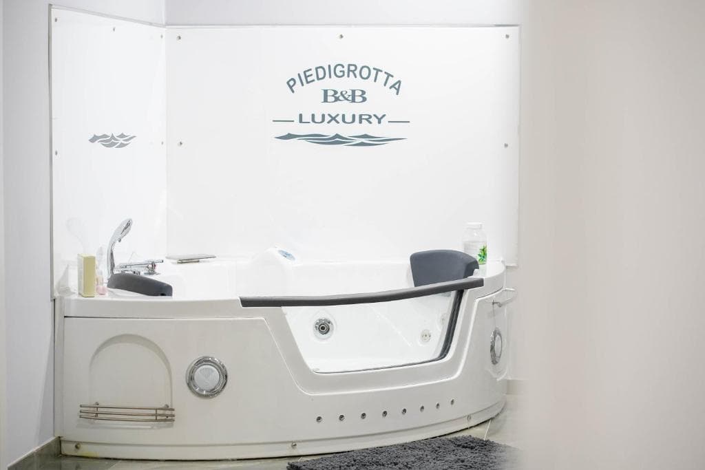Vasca idromassaggio della Queen Deluxe con logo Piedigrotta Magique Luxury
