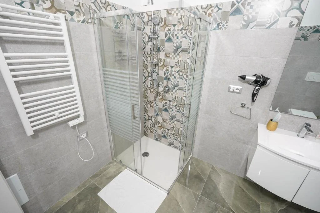 Bagno della Queen Deluxe con doccia in vetro e dettagli decorativi