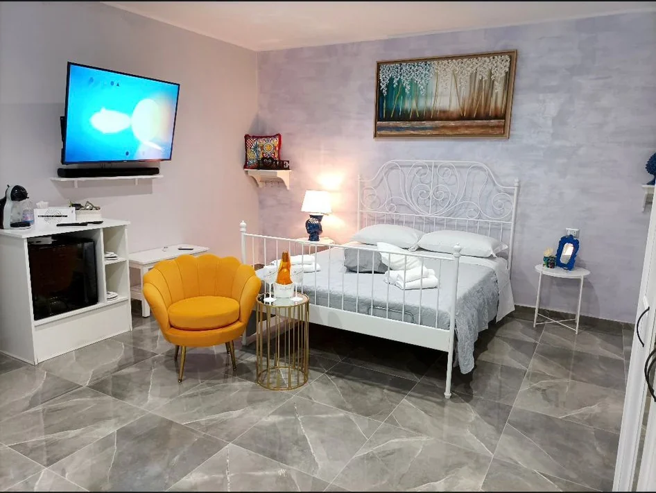 Queen Deluxe con letto matrimoniale e dettagli champagne a Piedigrotta Magique Luxury