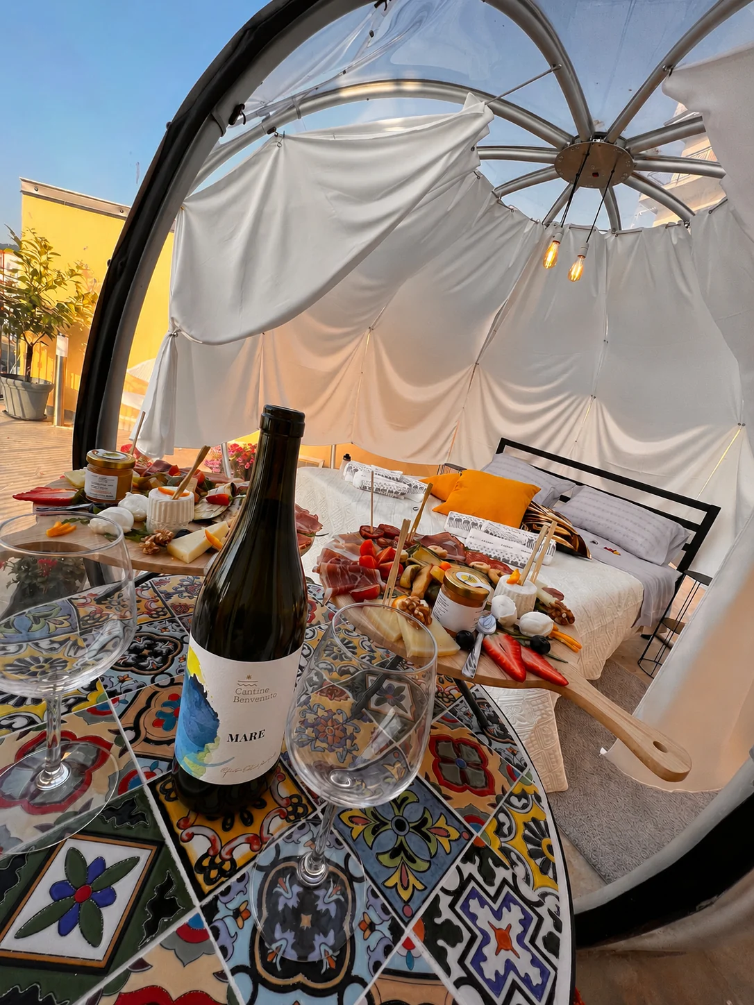Aperitivo in terrazza con bottiglia Benvenuto Mare