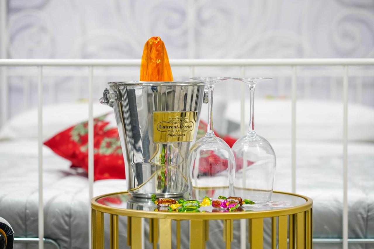 Dettaglio interno con tavolo e accessori della Queen Deluxe