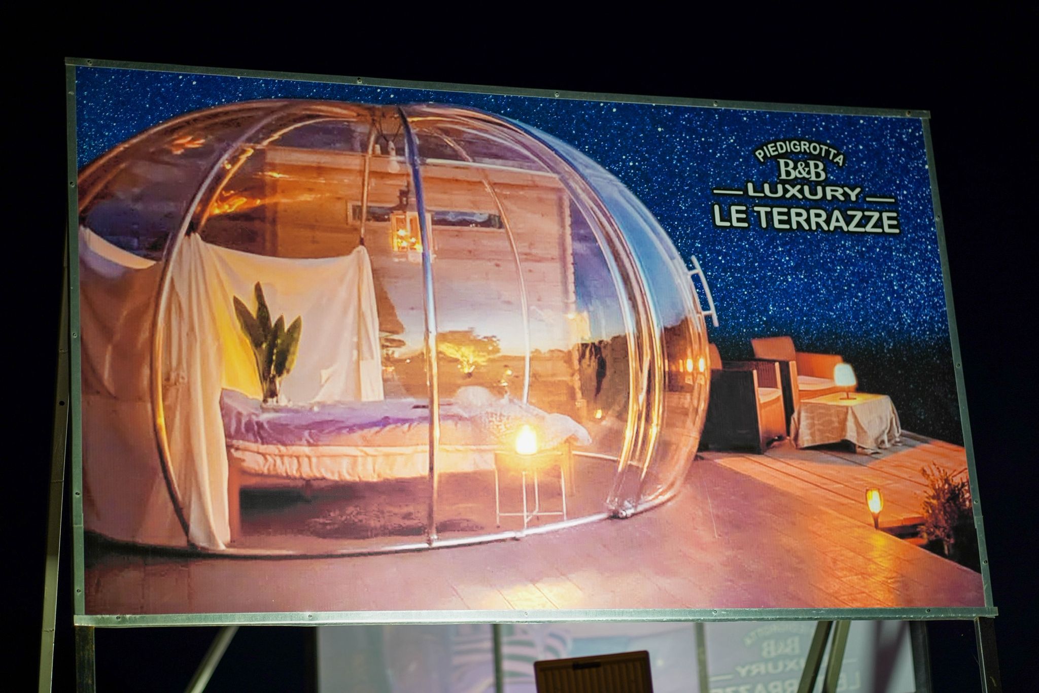 Bubble Room esterna della Suite Le Terrazze in atmosfera serale