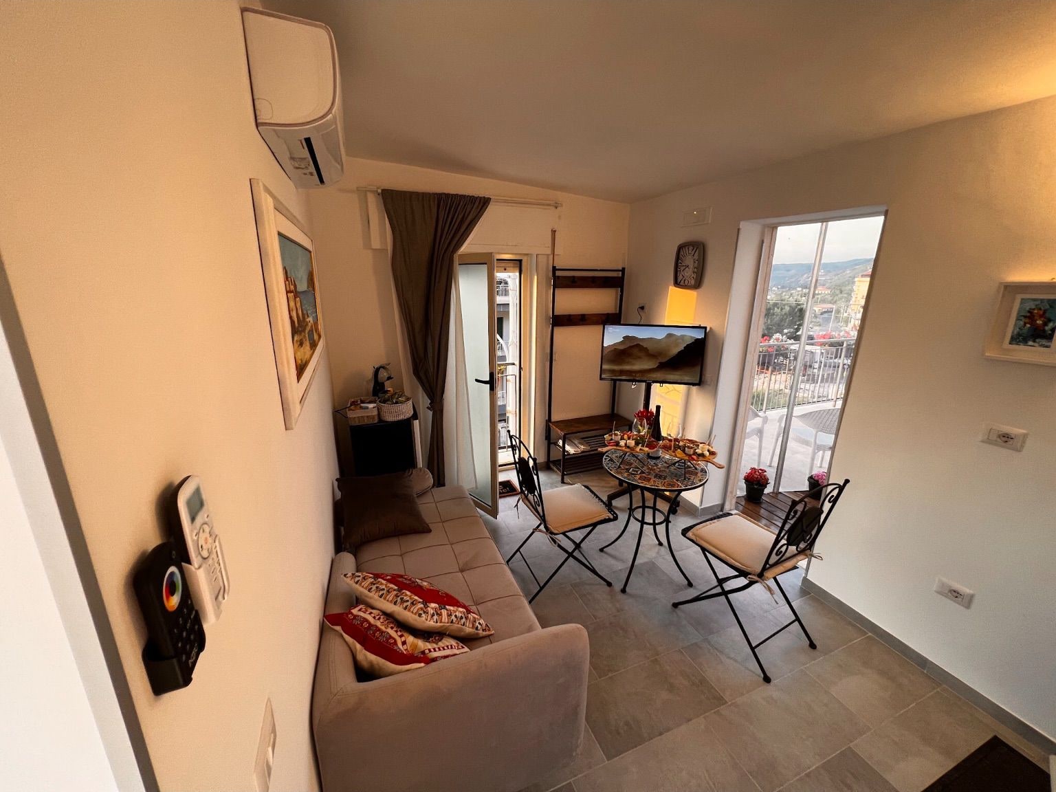 Soggiorno della Suite Le Terrazze con balcone e vista esterna