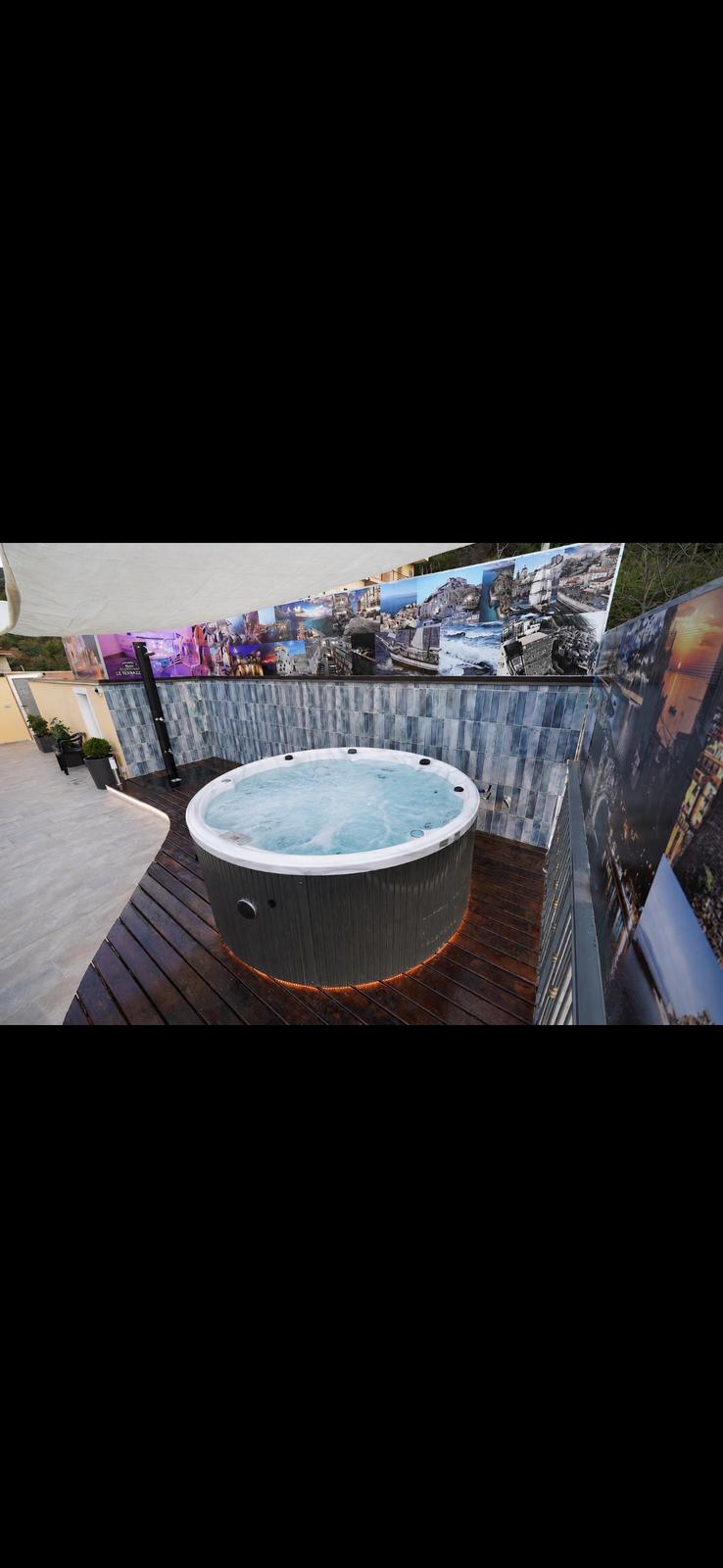 Vasca idromassaggio esterna sulla terrazza di Piedigrotta Magique Luxury