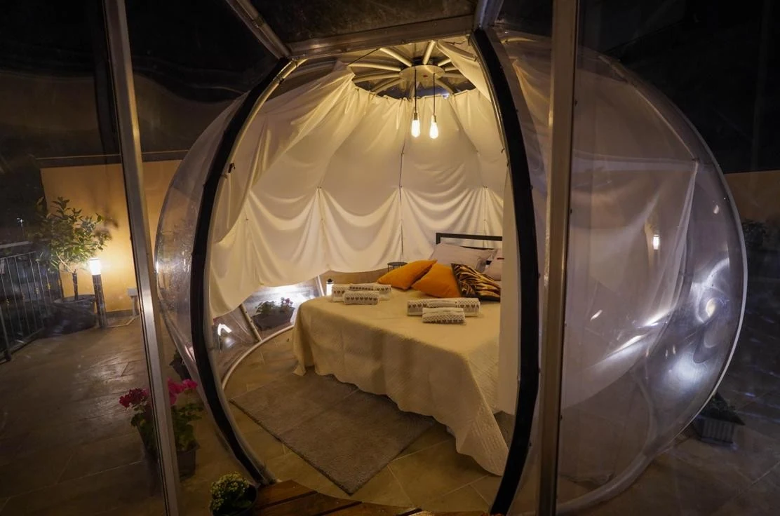 Bubble Room notturna illuminata della Suite Le Terrazze