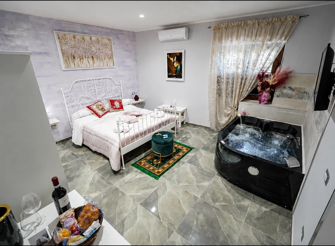 Camera King Deluxe con idromassaggio pieno d’acqua a Piedigrotta Magique Luxury